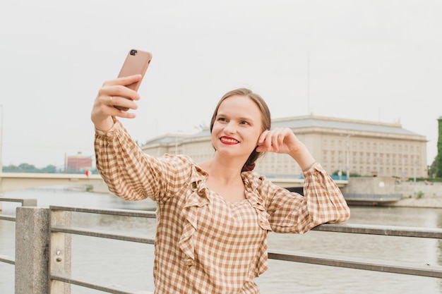 Belle femme prenant un selfie sur le remblai