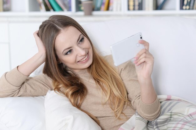 Belle femme prenant selfie