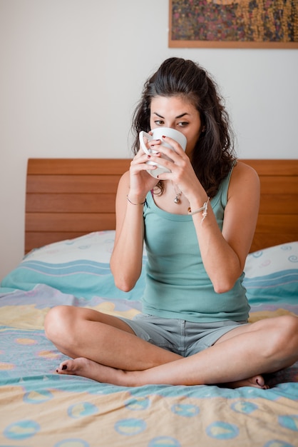 belle femme prenant son petit déjeuner