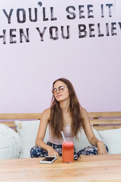 Une belle femme prend son petit-déjeuner dans un café élégant