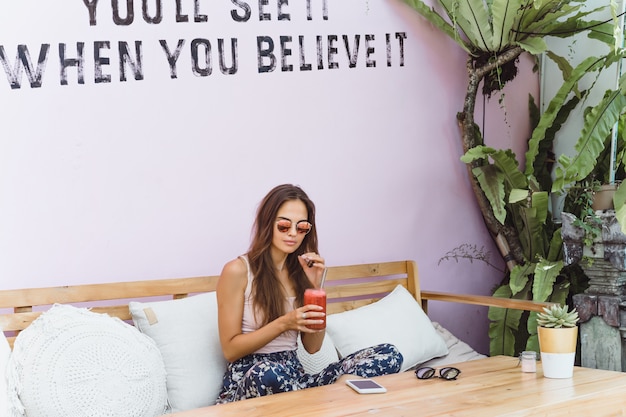 Une belle femme prend son petit-déjeuner dans un café élégant