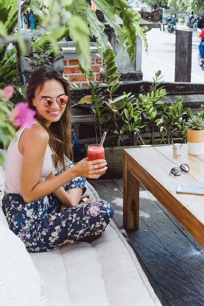 Une belle femme prend son petit-déjeuner dans un café élégant