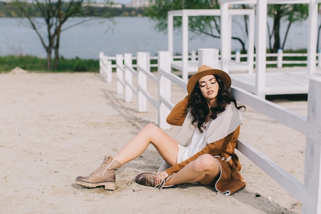 Belle femme près de clôture