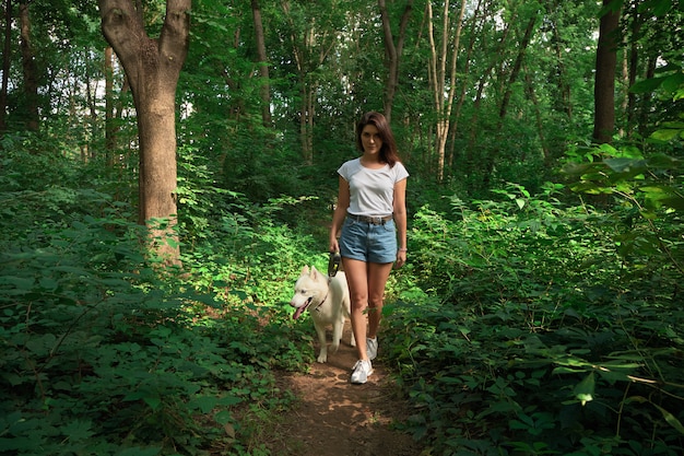 Belle femme promenant son chien