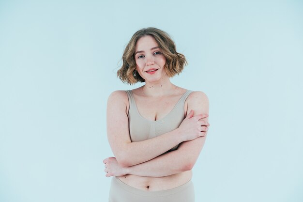 une belle femme qui pose en studio. Concept sur la positivité corporelle et l'acceptation de soi