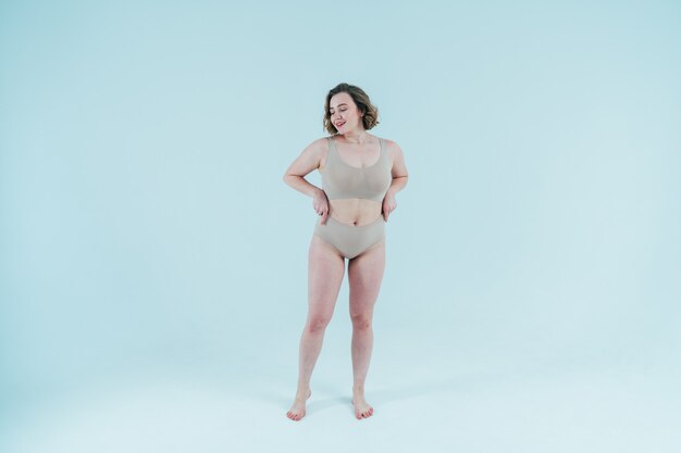 une belle femme qui pose en studio. Concept sur la positivité corporelle et l'acceptation de soi