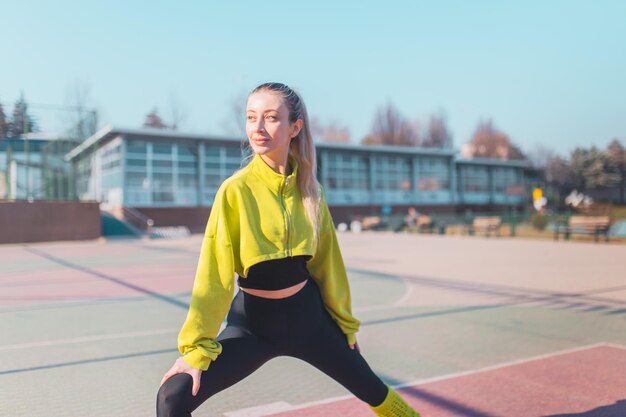 Belle femme qui s'étire avant l'entraînement