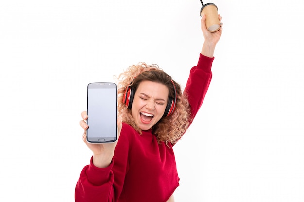 Belle Femme De Race Blanche Avec Des Cheveux Blonds Bouclés Boit Du Café Et Des Danses