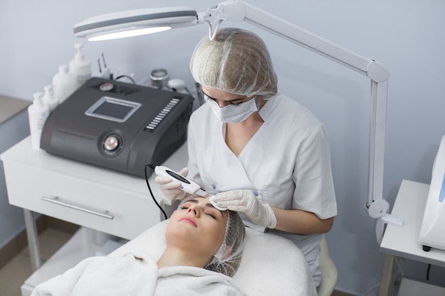 Belle femme recevant une cavitation à ultrasons