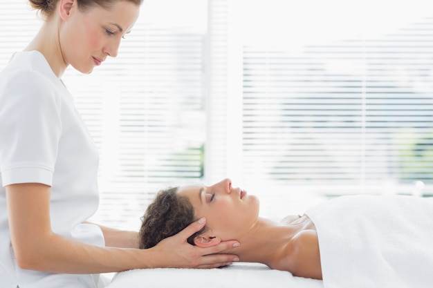 Belle femme recevant un massage