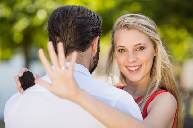 Belle femme regardant sa bague