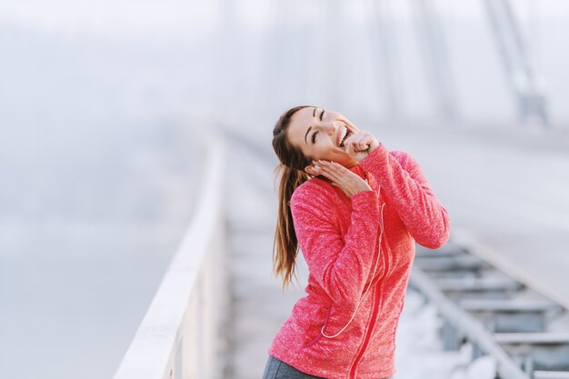 Belle femme de remise en forme bénéficiant au matin d'hiver. Concept de remise en forme d'hiver.