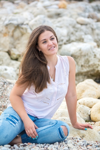 Belle femme reposante sur une belle plage tropicale.