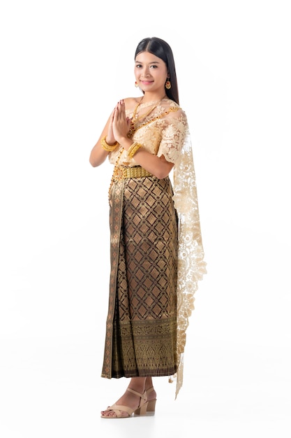 Belle femme respectent en costume traditionnel national de la Thaïlande.