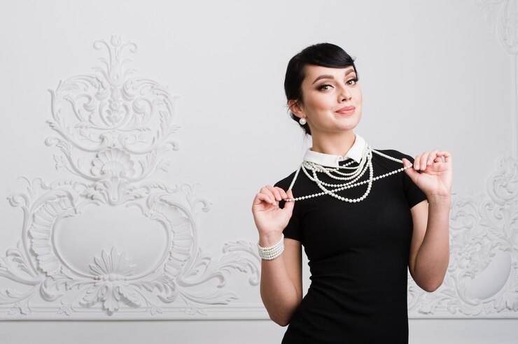 Belle femme rétro avec collier de perles à l'intérieur de luxe