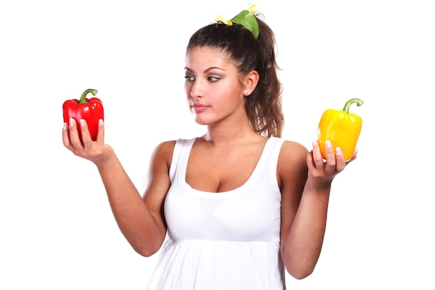 belle femme en robe blanche avec du paprika frais