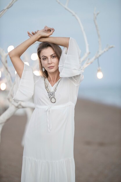 Belle femme en robe blanche