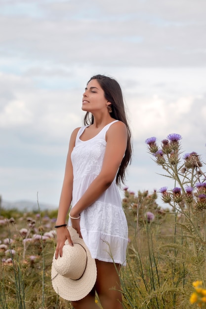 Belle femme sur une robe blanche