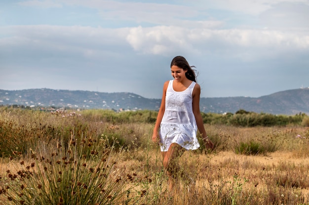 Belle femme sur une robe blanche