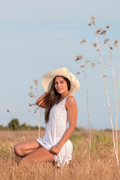 Belle femme sur une robe blanche