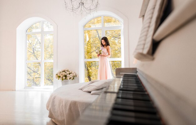 Belle femme avec une robe de mariée fantaisie faire des préparatifs pour l'événement