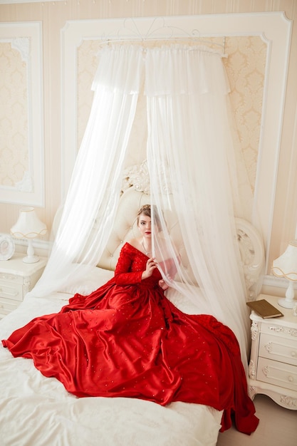 Belle femme en robe rouge