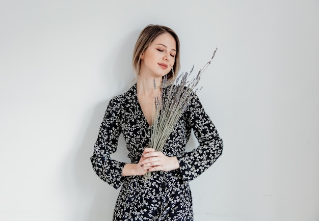 Belle femme en robe tendance avec branche de lavande