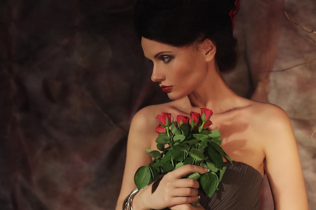 Belle femme avec des roses rouges