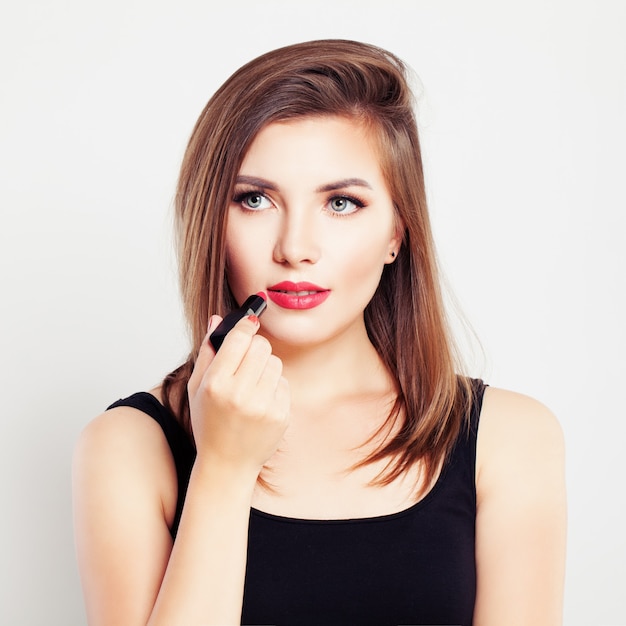 Belle femme avec un rouge à lèvres