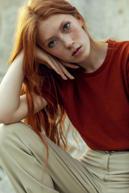 Photo belle femme rousse posant dans la rue