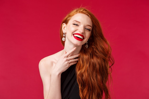 Belle femme rousse avec rouge à lèvres