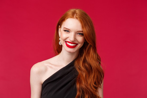 Belle femme rousse avec rouge à lèvres