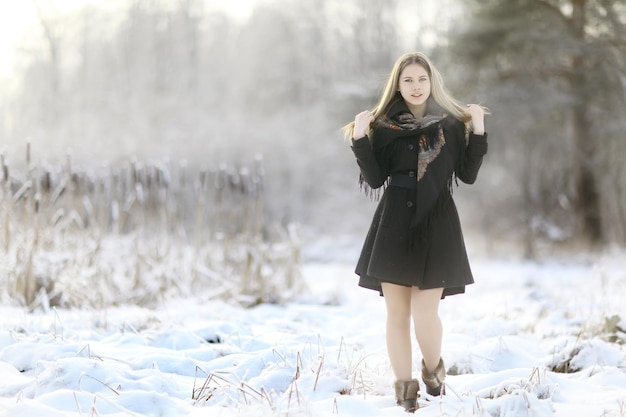 Une belle femme russe dans une écharpe en hiver