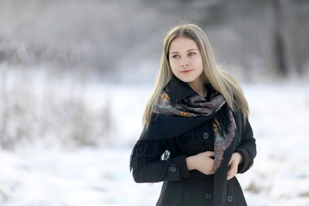 Une belle femme russe dans une écharpe en hiver