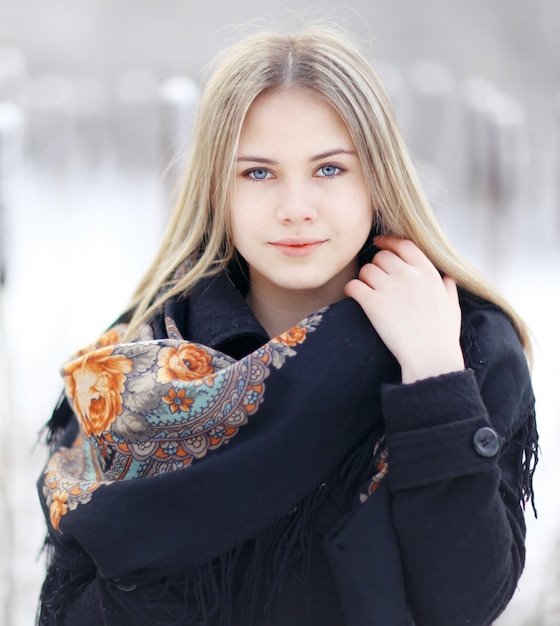 Une belle femme russe dans une écharpe en hiver