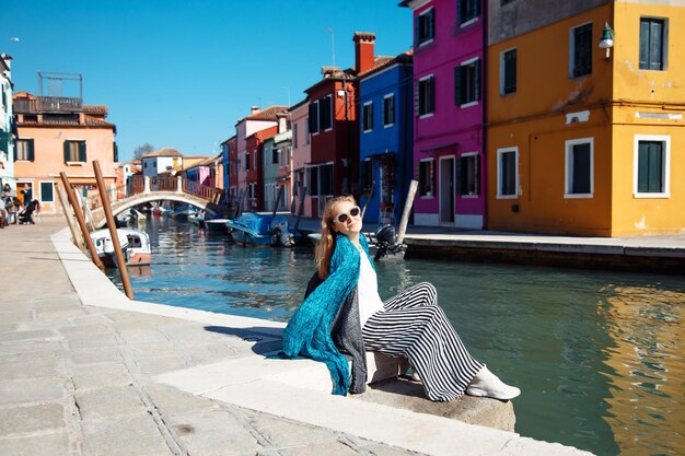 Belle femme s'amusant à voyager à l'extérieur pendant les vacances en Europe Concept de voyage Lifestyle