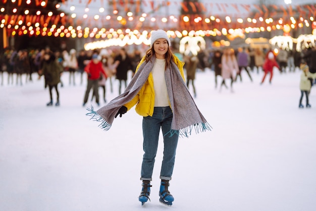 Belle femme s'amuser, patinage sur glace actif. Concept de vacances d'hiver.