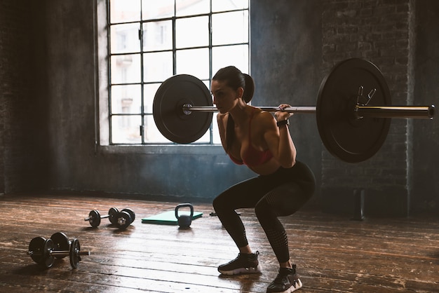 Belle femme s'entraînant et faisant un entraînement fonctionnel dans la salle de sport