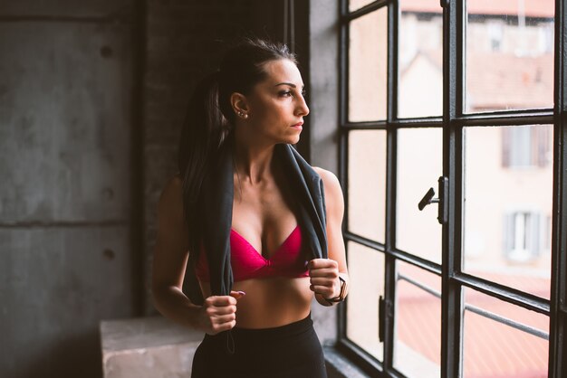 Belle femme s'entraînant et faisant un entraînement fonctionnel dans la salle de sport