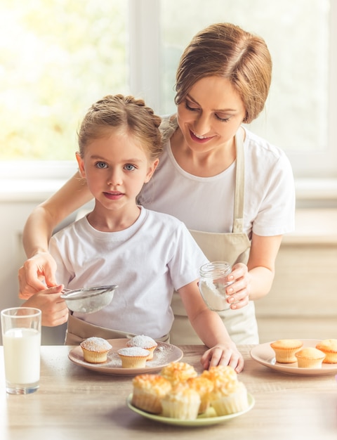 Belle femme et sa jolie petite fille en tablier.