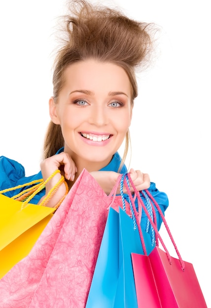 belle femme avec des sacs à provisions sur blanc