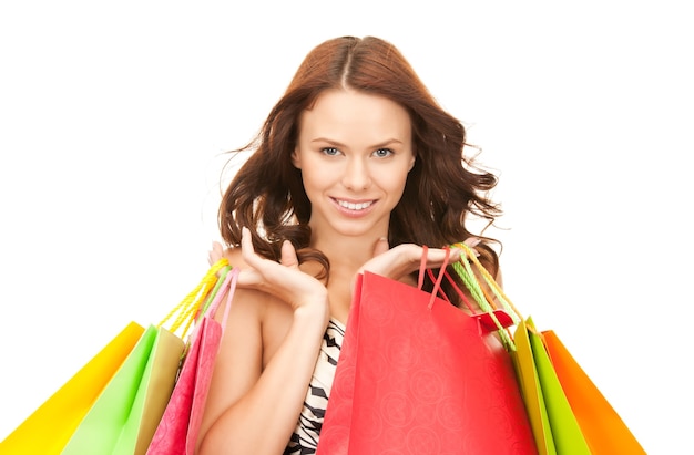 belle femme avec des sacs à provisions sur blanc