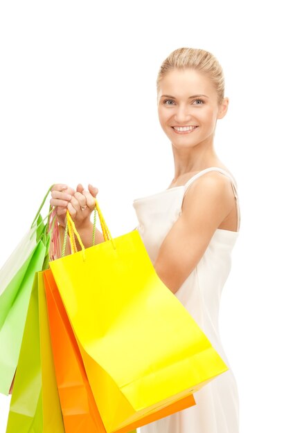 belle femme avec des sacs à provisions sur blanc