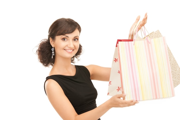 belle femme avec des sacs à provisions sur blanc