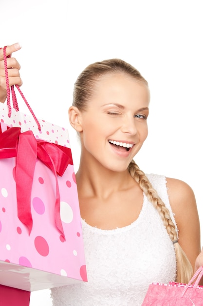 Photo belle femme avec des sacs à provisions sur blanc