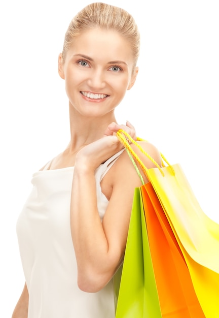 belle femme avec des sacs à provisions sur blanc