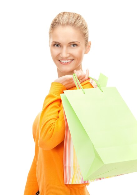 belle femme avec des sacs à provisions sur blanc