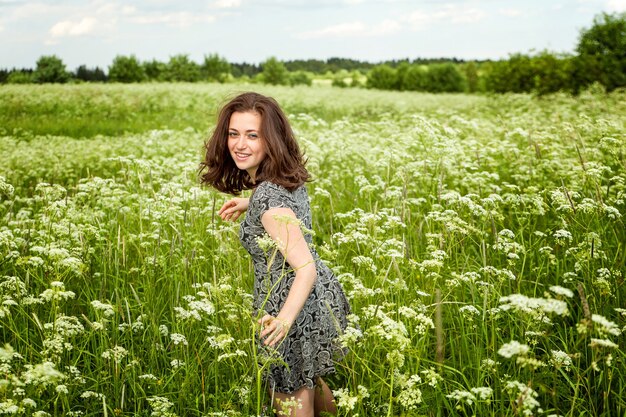 Belle femme sautant sur l'été