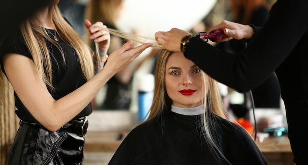 Belle femme se coiffure dans un salon de beauté