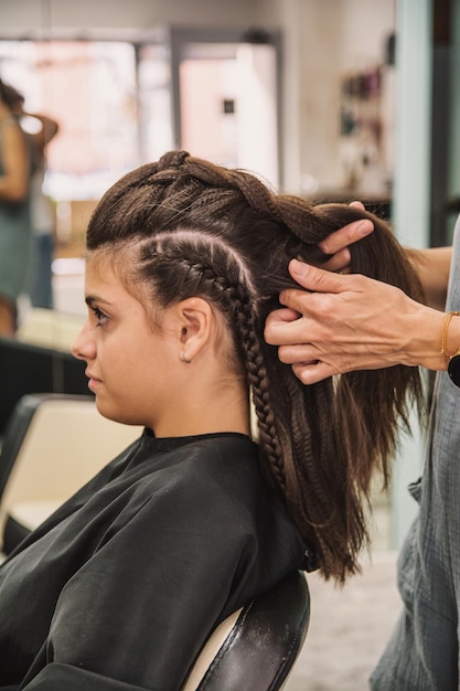 Belle Femme Se Couper Les Cheveux Par Le Coiffeur Dans Le Salon De Beauté. Notion de style de cheveux